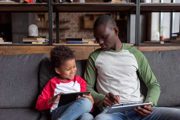 Père et fils utilisant des comprimés — Photo de stock