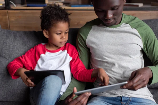 Padre e figlio utilizzando compresse — Foto stock