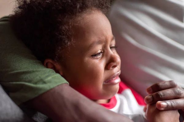 Pequeño chico africano llorando - foto de stock