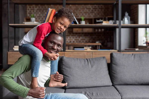 Padre e figlio trascorrono del tempo insieme — Foto stock