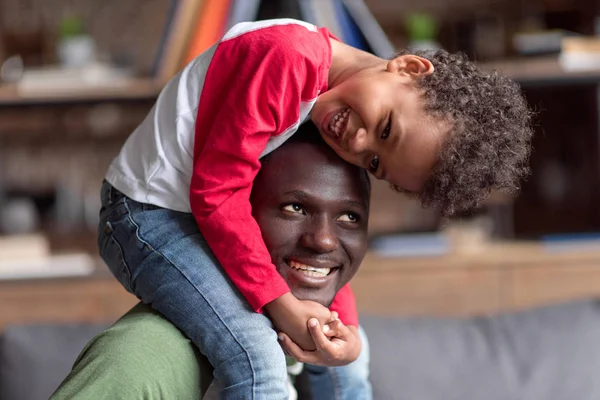 Padre e hijo pasando tiempo juntos - foto de stock