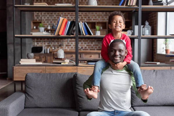 Padre e figlio trascorrono del tempo insieme — Foto stock