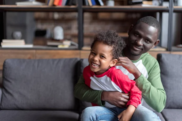 Padre e hijo pasando tiempo juntos - foto de stock