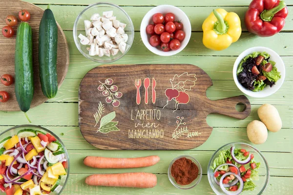 Tabla de cortar y verduras frescas — Stock Photo