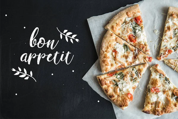 Pizza italienne traditionnelle tranchée sur parchemin — Photo de stock