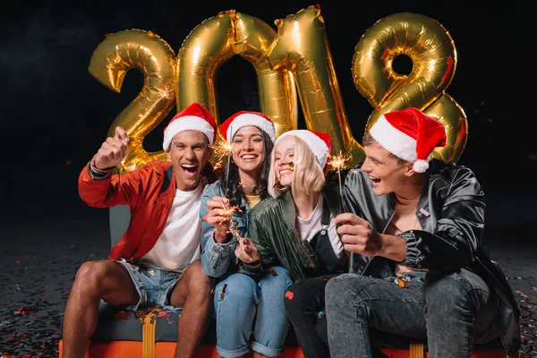 Amigos celebrando el Año Nuevo - foto de stock