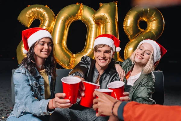 Amici che festeggiano l'Anno nuovo — Foto stock