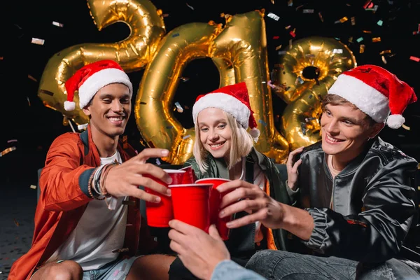 Amigos celebrando el Año Nuevo - foto de stock