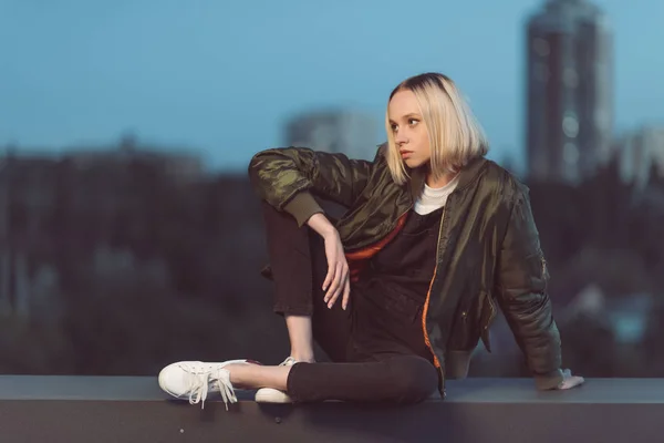 Femme élégante assise à l'extérieur — Photo de stock