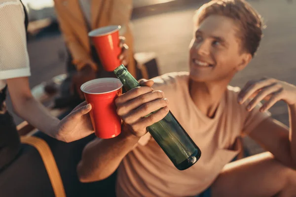 Homem derramando cerveja em copos — Fotografia de Stock