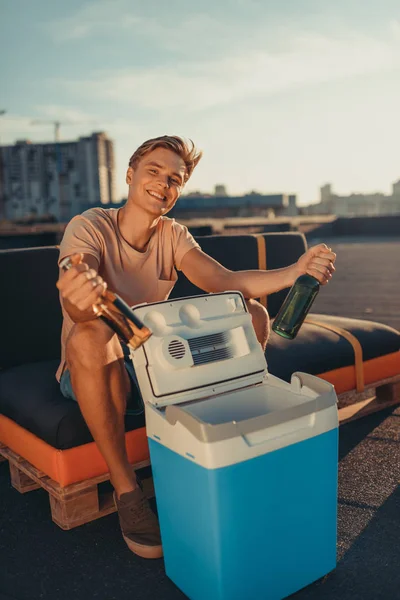 Hombre sacando cerveza de la nevera - foto de stock