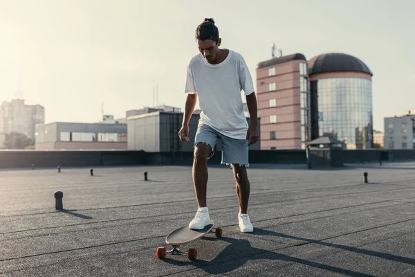 Mann fährt auf Skateboard auf Dach — Stockfoto