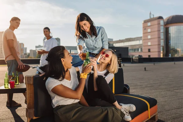 Amici che hanno festa sul tetto — Foto stock