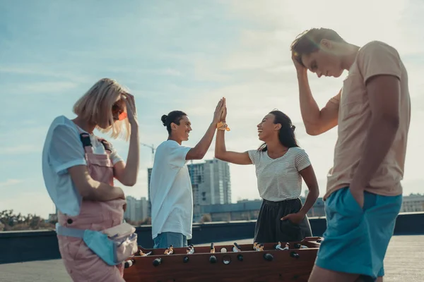 Freunde spielen Tischkicker — Stockfoto