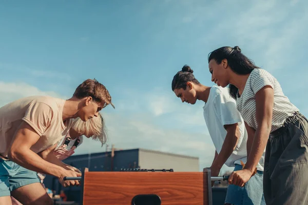 Freunde spielen Tischkicker — Stockfoto