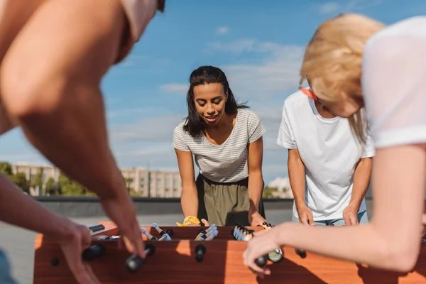 Freunde spielen Tischkicker — Stockfoto