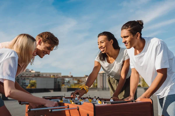 Freunde spielen Tischkicker — Stockfoto