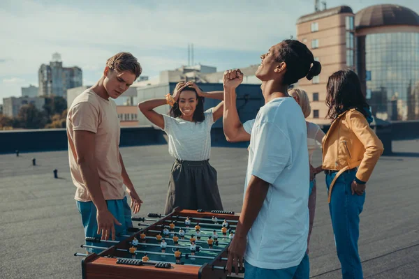 Amici giocare a calcio balilla — Foto stock