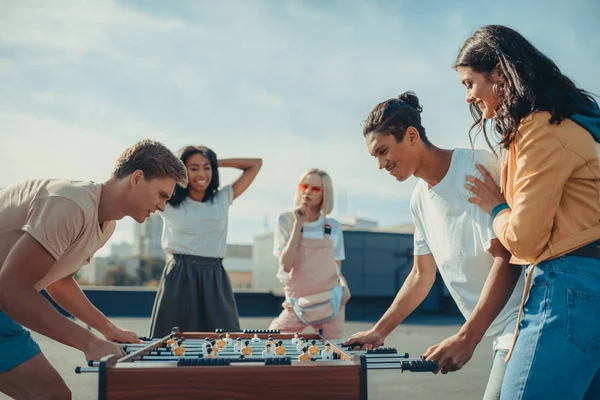 Amici giocare a calcio balilla — Foto stock