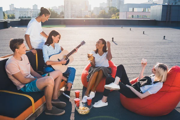 Friends having party on roof — Stock Photo