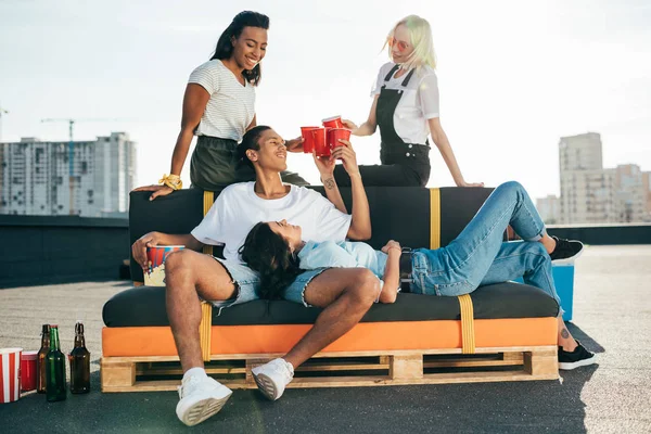 Freunde entspannen sich auf dem Dach — Stockfoto