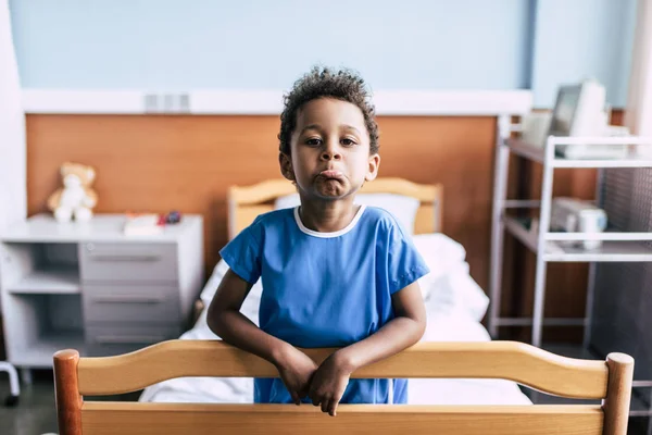 Afro-americano menino no hospital — Fotografia de Stock