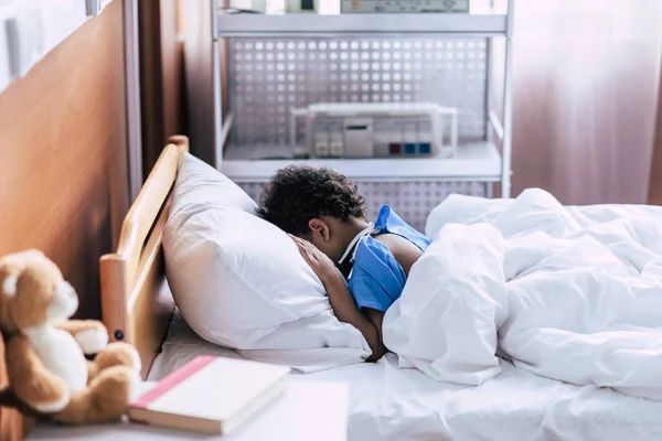 Africano americano ragazzo sdraiato in letto — Foto stock