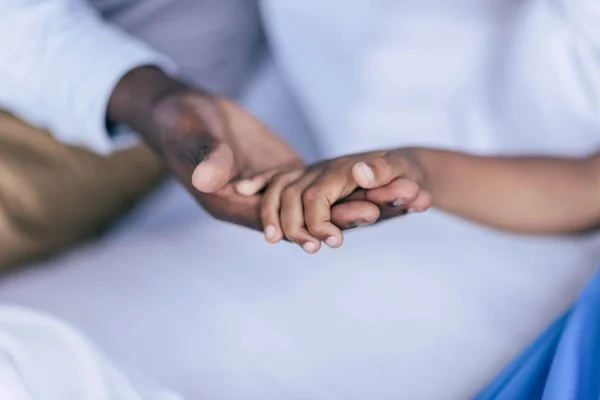 Familie hält Händchen — Stockfoto