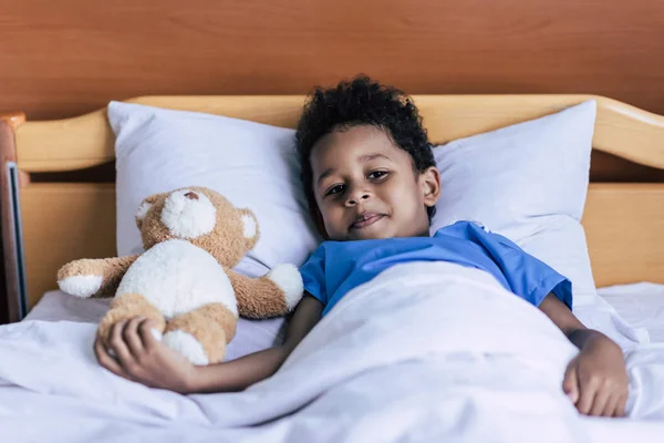 Afrikanischer amerikanischer Junge mit Teddybär — Stockfoto