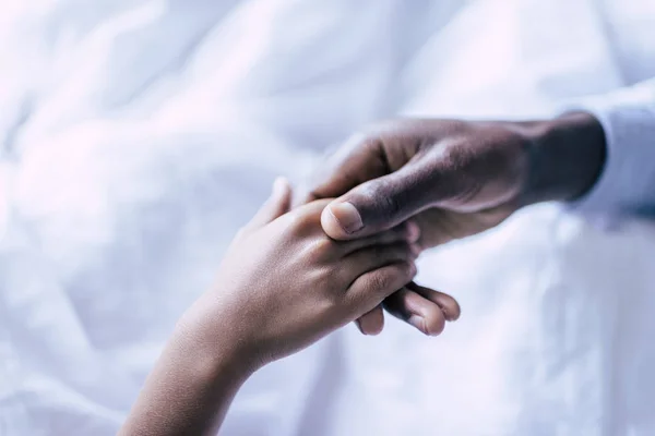 Famiglia che si tiene per mano — Foto stock