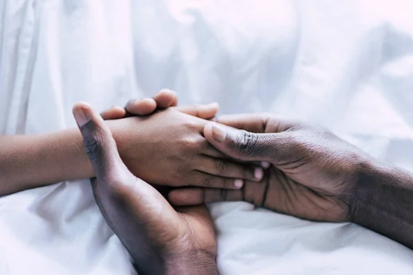 Familia cogida de la mano - foto de stock