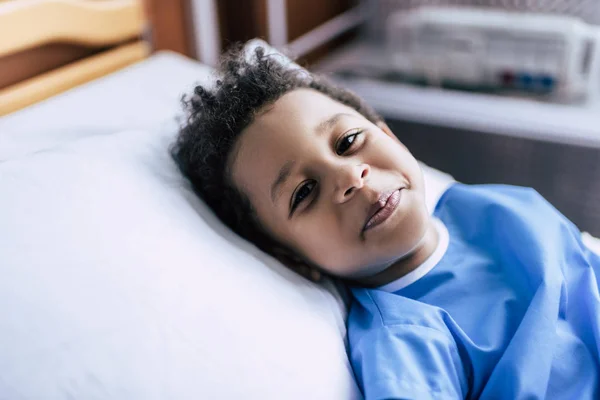 Afro-americano menino deitado na cama — Fotografia de Stock