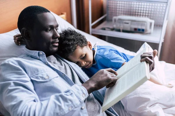 Familia afroamericana en clínica - foto de stock