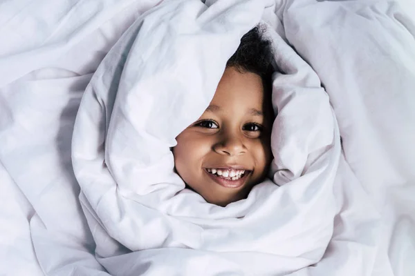 Glücklicher afrikanischer amerikanischer Junge — Stockfoto