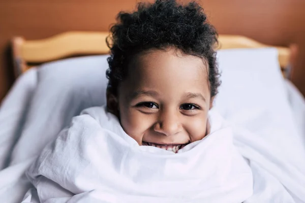 Glücklicher afrikanischer amerikanischer Junge — Stockfoto