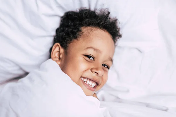 Menino americano africano feliz — Fotografia de Stock