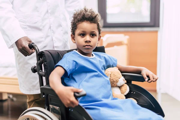 Afro-américain garçon en fauteuil roulant — Photo de stock