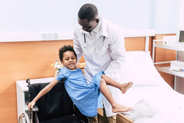 Африканский американский врач и пациент с ограниченными возможностями — стоковое фото
