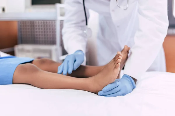 Médico afroamericano examinando paciente - foto de stock