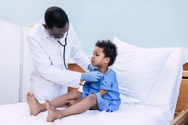 Африканский американский врач и маленький мальчик — стоковое фото