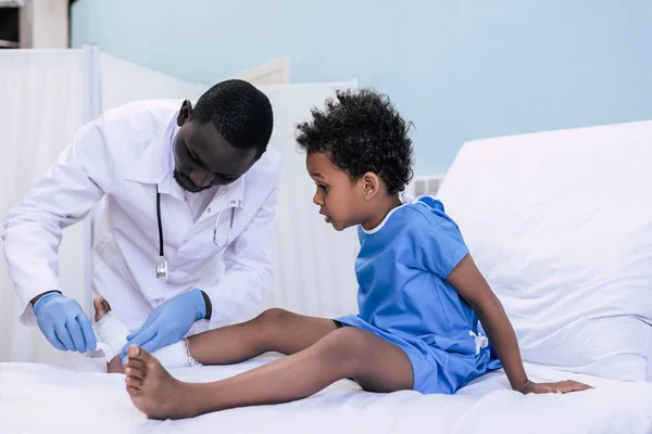 Médico afroamericano cuidando del paciente - foto de stock