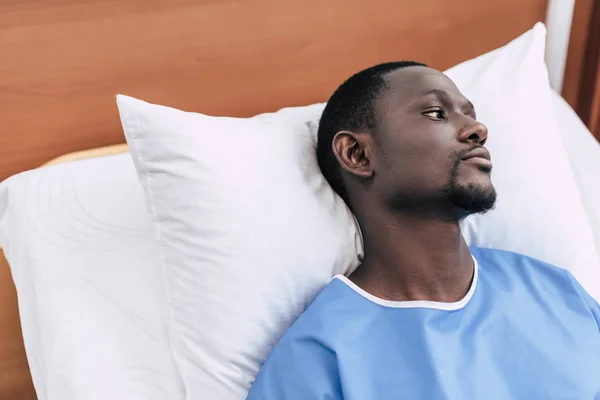Hombre afroamericano en hospital - foto de stock