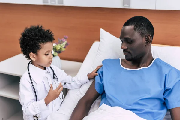 African american doctor and patient — Stock Photo
