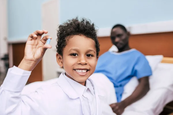 Niño afroamericano con píldora - foto de stock