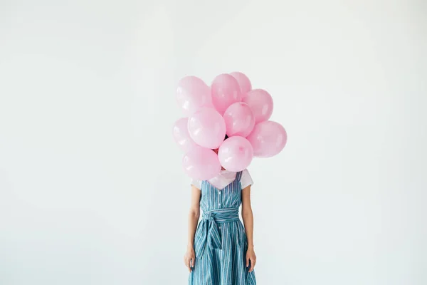 Mujer y globos rosados - foto de stock