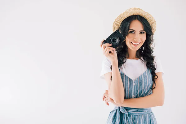 Mujer sonriente con cámara fotográfica - foto de stock