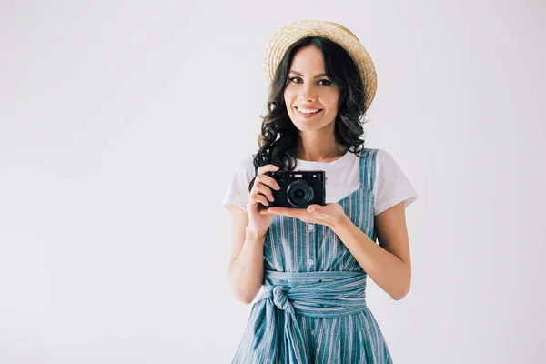 Femme souriante avec appareil photo — Photo de stock