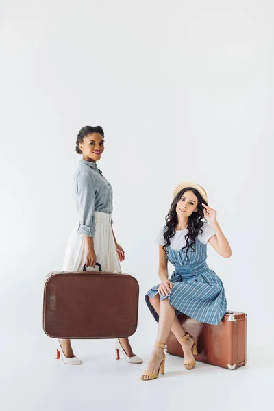 Багатонаціональні жінки з багажем — стокове фото