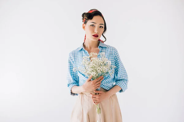 Sensual mujer asiática con ramo de flores - foto de stock