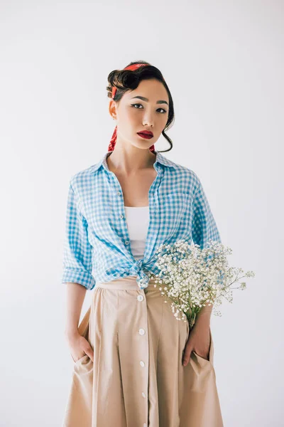 Sensual mulher asiática com buquê de flores — Fotografia de Stock